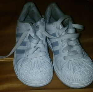 White and grey shelltops